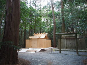 簀屋根が取り外され、新たな殿舎（奈良波良神社）