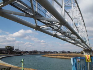 勢田川に架かる水管橋