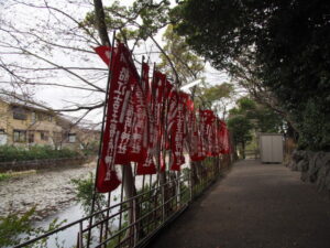 強風に翻弄される吉王稲荷神社の幟旗、船江上社（伊勢市船江）