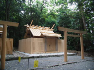 鳥居が建てられ修繕を終えた湯田神社