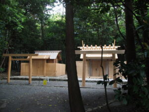 鳥居が建てられ修繕を終えた湯田神社
