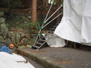 簀屋根に階段が設置された赤崎神社