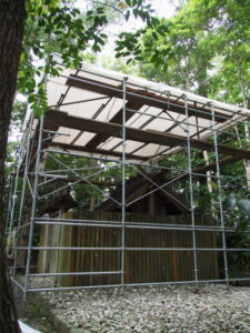そろそろ簀屋根が完成する大土御祖神社（皇大神宮 摂社）