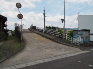 県道565号と関西本線を越える高架橋（亀山市布気町）