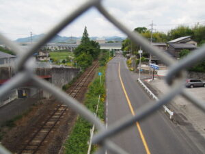 高架橋から望む県道565号と関西本線（亀山市布気町）