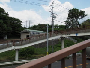 国道25号小野川東詰交差点の歩道橋