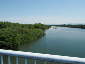 魚見橋から眺めた櫛田川の上流方向