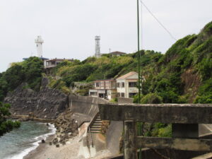 波切神社から望む須場の浜と大王埼灯台