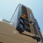新たに設置された伊勢市駅前の横断歩道の歩行者用信号
