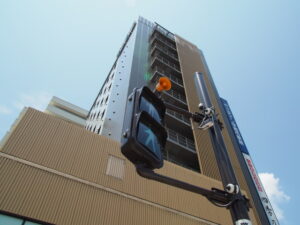 新たに設置された伊勢市駅前の横断歩道の歩行者用信号