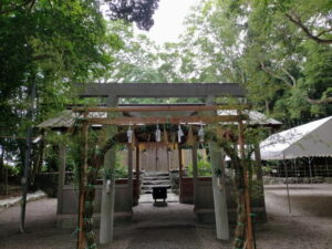拝殿前に立てられた茅の輪（橘神社）