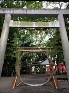 拝殿前に立てられた茅の輪（橘神社）
