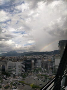 空中径路（京都駅）から望む虹