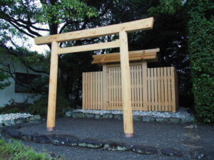 鳥居が建てられた加努弥神社（皇大神宮 末社）