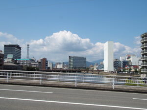 阿古木橋から望む岩田川の上流方向