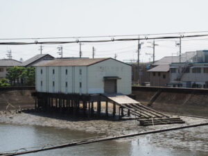 阿古木橋の下流側にある小屋、三重大学艇庫