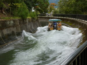 琵琶湖方向へ走るびわ湖疎水船