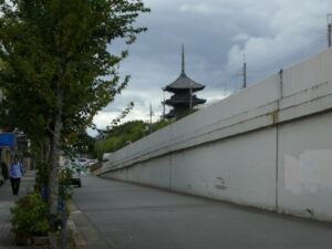 大宮通から遠望する東寺の五重塔