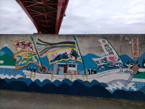 神社港の堤防に描かれている太一御用船