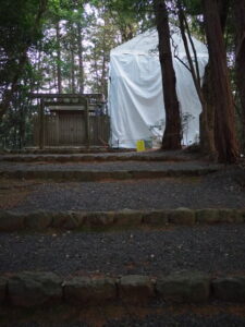 今朝はまだ簀屋根が掛けられていた坂手国生神社