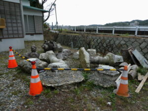 撤去された石燈籠、浦神社（鳥羽市浦村町）