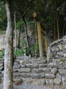 傾いている階段下の鳥居、浦神社（鳥羽市浦村町）