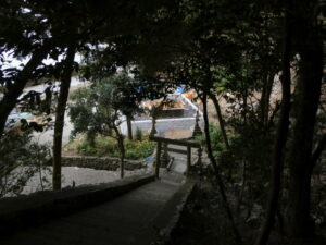 石段の上から望む参道、浦神社（鳥羽市浦村町）