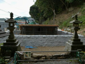 新築工事に伴い変化した参道、浦神社（鳥羽市浦村町）