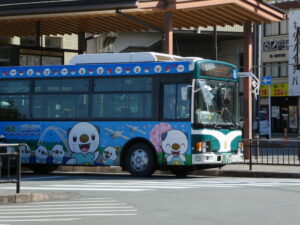 宇治山田駅前でも見かけたミジュマル・バス