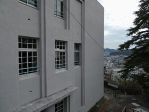 すでに白く塗装された校舎の西側（旧鳥羽小学校）