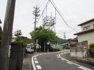 川俣神社の社号標と川俣城址の石標（大和街道）