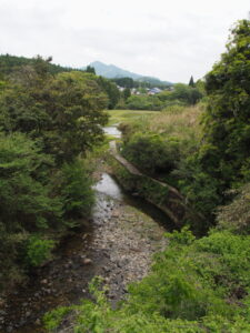 下に望む大崖川橋梁（JR関西本線）付近