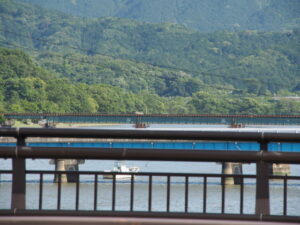 汐合大橋から望む五十鈴川の上流方向