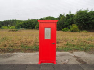 赤い扉、どこへの入口だ？（伊勢市御薗町高向）