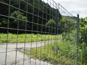 伊勢自動車道「松阪38」付近の獣害対策フェンス