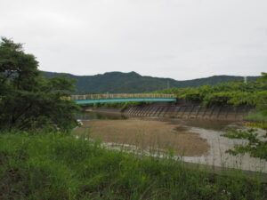 朝熊川に架かる歩道橋
