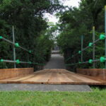 参道への階段に設置された木板のスロープ、鏡宮神社（皇大神宮 末社）