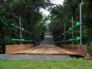 参道への階段に設置された木板のスロープ、鏡宮神社（皇大神宮 末社）