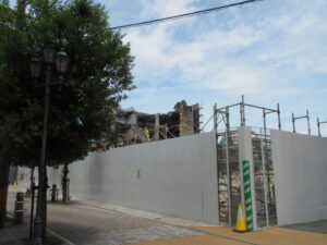 ビルの解体工事が進む伊勢市駅前再開発C地区