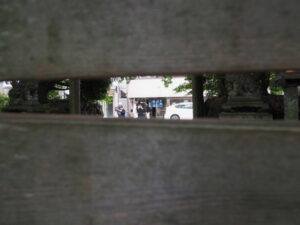 箕曲中松原神社の蕃塀にできた隙間から神様が眺める先は・・・