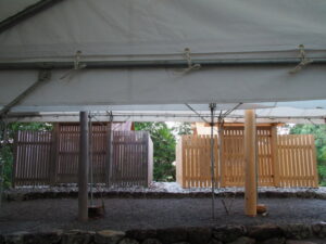 雨儀廊のテントが残された鏡宮神社（皇大神宮 末社）