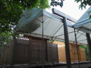 雨儀廊のテントが残された鏡宮神社（皇大神宮 末社）