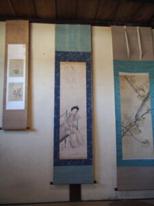 伊勢市が所蔵する水溜米室の掛軸（左、中央）