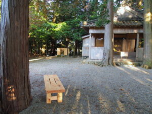 新たに設置された木製ベンチ（幸神社）