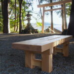 新たに設置された木製ベンチ（幸神社）