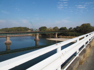 現在の宮川橋から望む架替工事現場方向