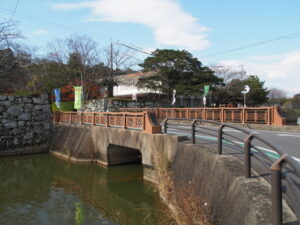 田丸城の外堀に架かる大手門橋