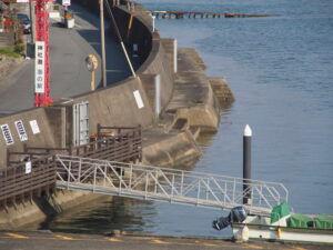 「木造船みずき」が姿を消した神社港海の駅