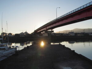 一色大橋の下、勢田川に昇る日の出