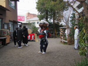 町内巡回へ出発する世木神社の御頭神事
